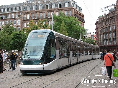 新型路面電車「LRV」(Light Rail Vehicle)